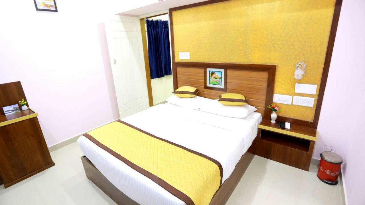 Base9 Cochin Airport Hotel Nedumbassery Eksteriør bilde
